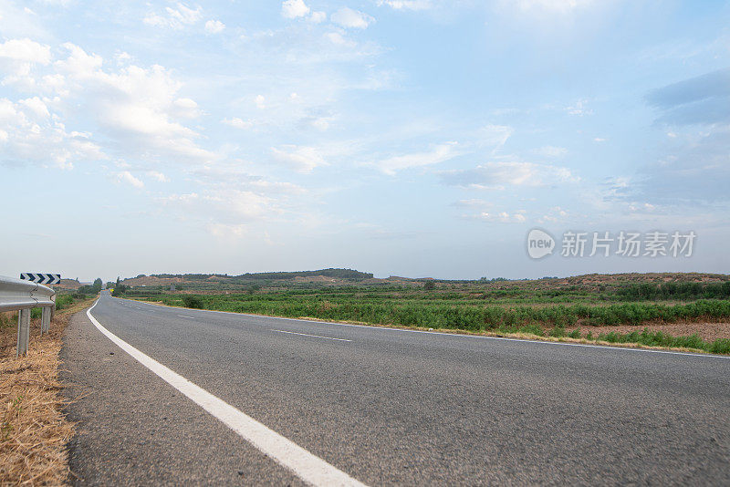 夕阳下的柏油路