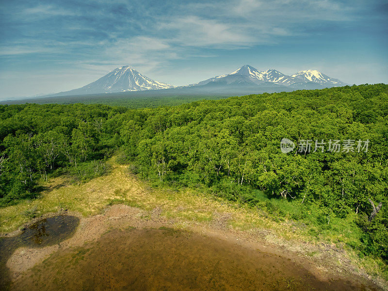 夏天从无人机上俯瞰火山、湖泊和森林边缘