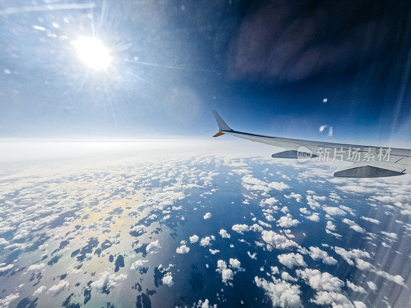 从飞机窗口看空中