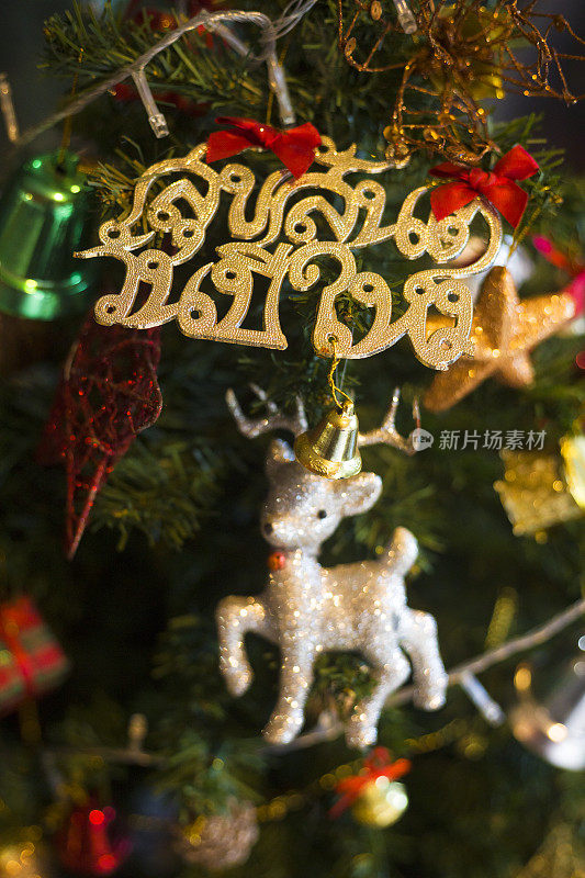 在圣诞树上用泰语说圣诞快乐