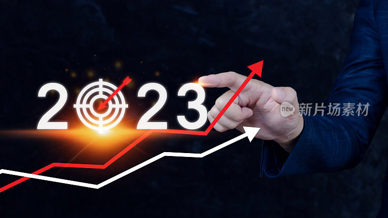2023年的业务目标和目标图标，手指向2023虚拟屏幕和向上箭头，开始2023年的目标计划，行动计划，战略，新的一年的业务愿景。