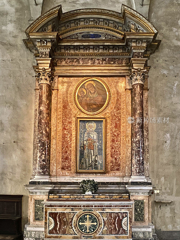 意大利罗马维科利的圣彼得大教堂内部;左边走道上的第三个祭坛上摆放着一幅7世纪圣塞巴斯蒂安的马赛克瓷砖。