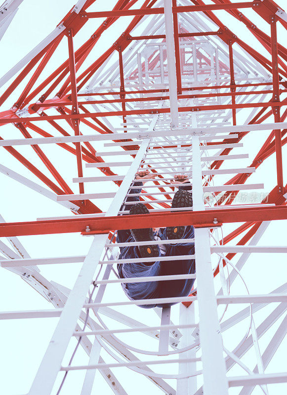 专业工业攀爬者正在攀爬高功率电线塔