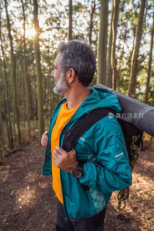 喜欢户外远足散步的活跃男士