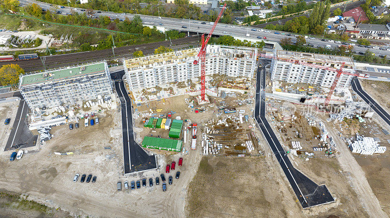 大型建筑工地，起重机和设备。鸟瞰图