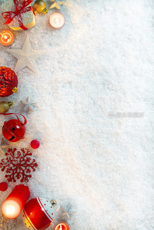 圣诞背景，冬天的雪和杉树与小玩意和c