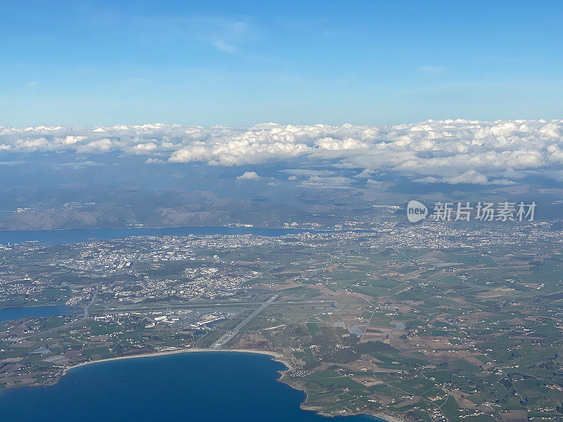 挪威斯塔万格市的鸟瞰图。海滩海岸线，有人居住的岛屿，农业用地和城市中心建筑都可以看到