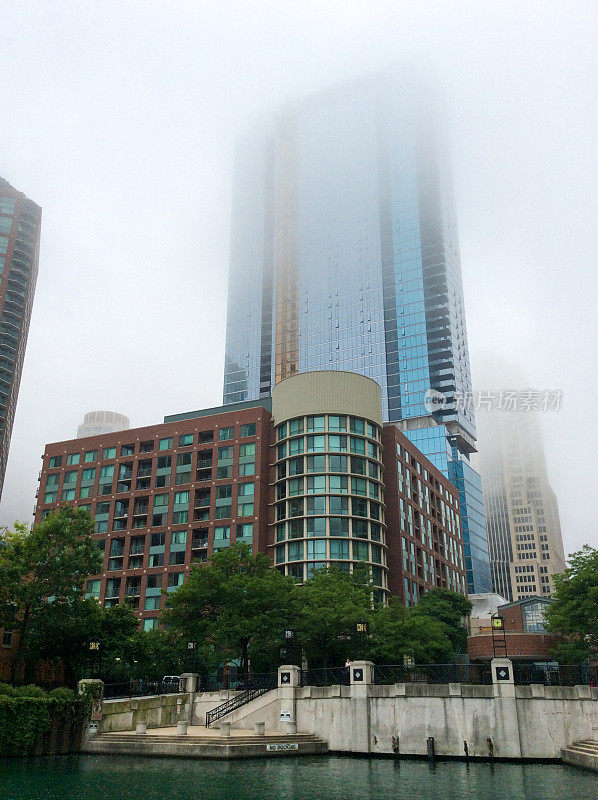 美国芝加哥海滨城市河岸上的高层建筑。雾中的城市景观。