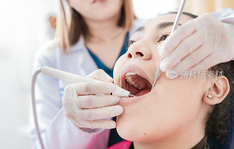 牙科医生检查病人，牙科医生做牙科检查，牙科医生用挖掘机和牙科镜检查病人，牙科医生用挖掘机和牙科镜检查病人
