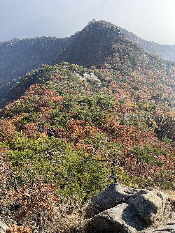 秋天山上徒步旅行