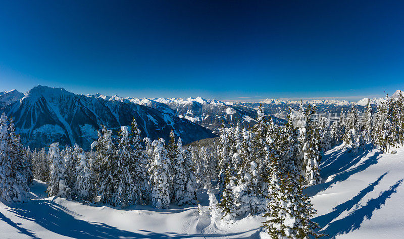 航拍全景，雪山风光，晴空蓝天