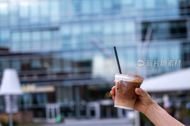 拿着塑料冰咖啡的女人