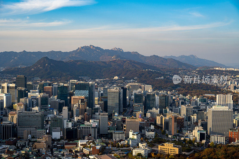 日落时分的韩国首尔城市天际线