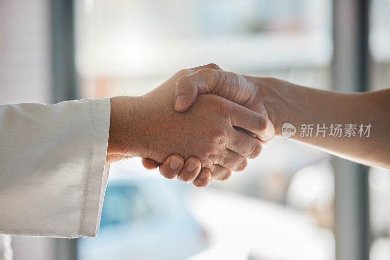 握手，交易和商业伙伴或协议，在办公室窗口的特写。握手，谢谢你和一个公司欢迎新员工或合作伙伴。为了合作，在会议上握手