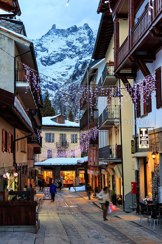 在圣诞期间的Courmayeur大街