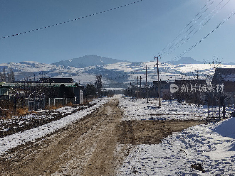 冬天山村街道的景色