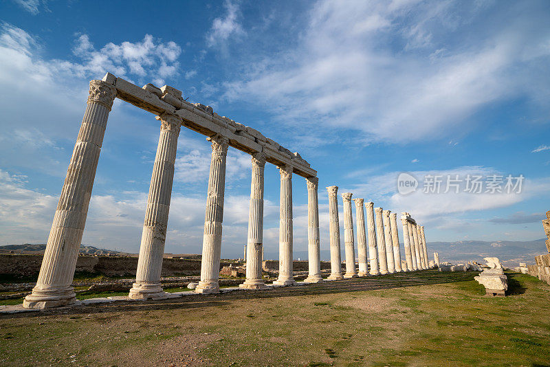 吕库斯河畔的老底嘉古遗址和建筑柱后的日落，Pamukkale