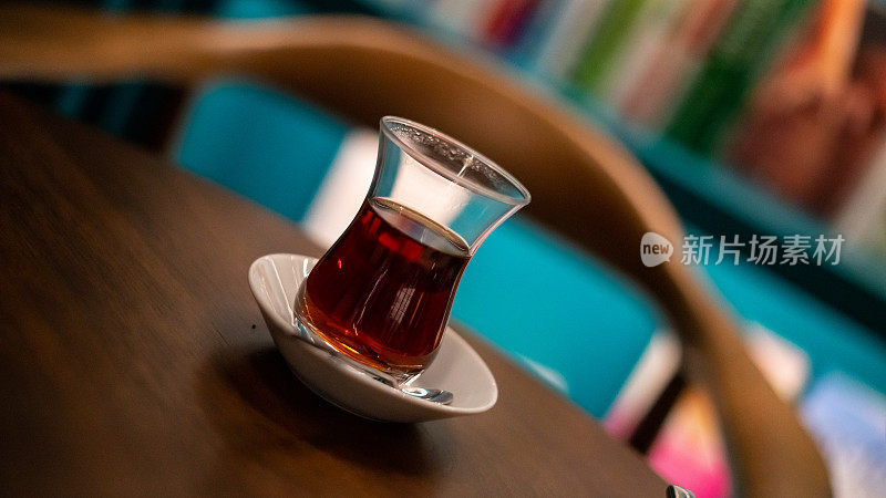 土耳其茶是前景在桌子上集中在前景水平照片