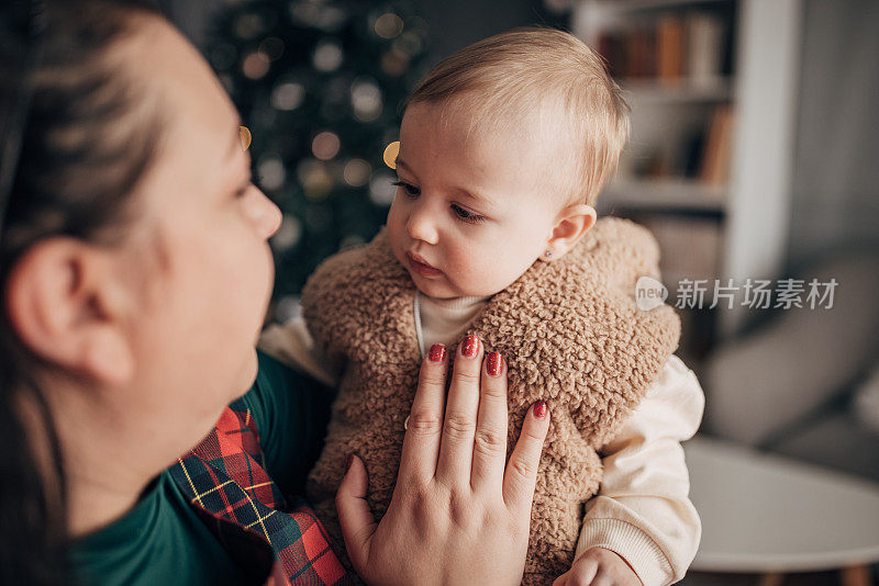 妈妈和女儿在家里