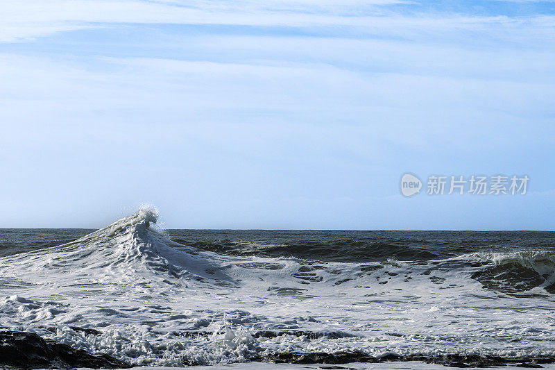 海浪垂直于海滩的景象