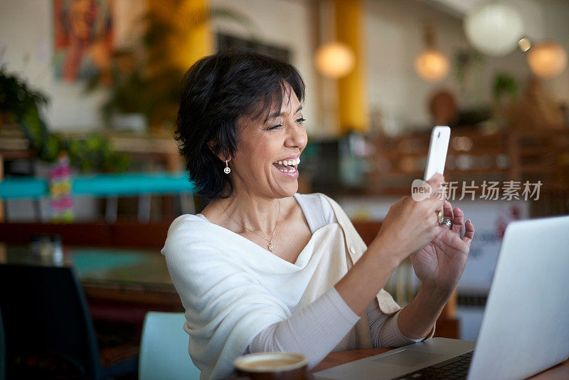 快乐，笑着和女人在电话视频通话，计划订单和网络咖啡馆。微笑，连接和员工在手机上打字交流，应用程序和在咖啡店聊天