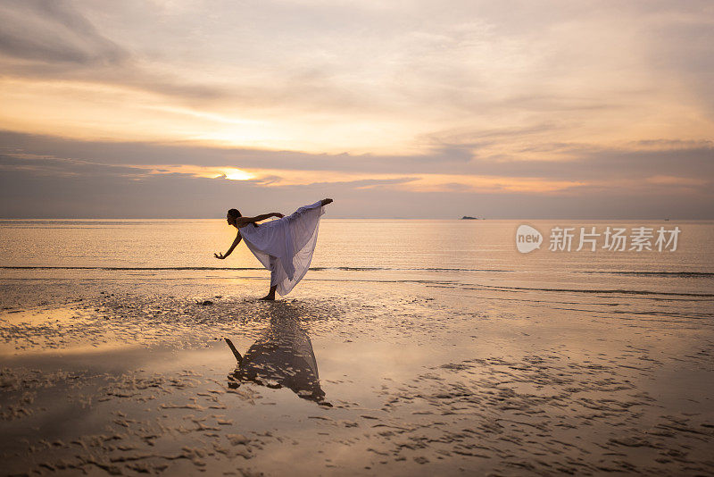 女人在海边跳舞