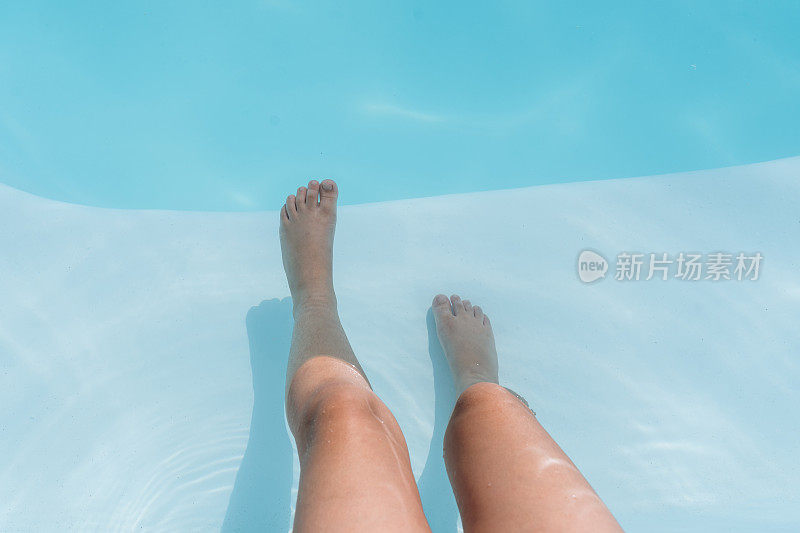 在泳池里放松双腿