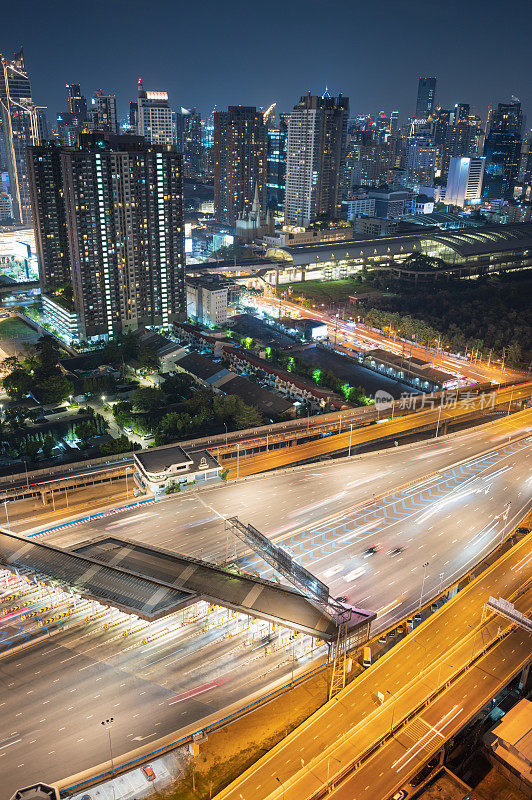 拥挤的汽车在街道道路的摩天大楼视图在makkasan曼谷泰国