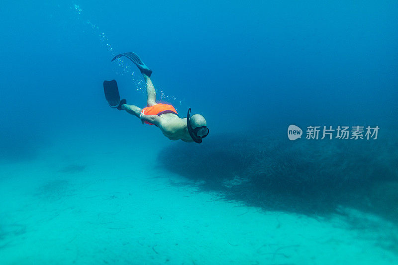 自由潜水者在希腊放松和探索水下世界