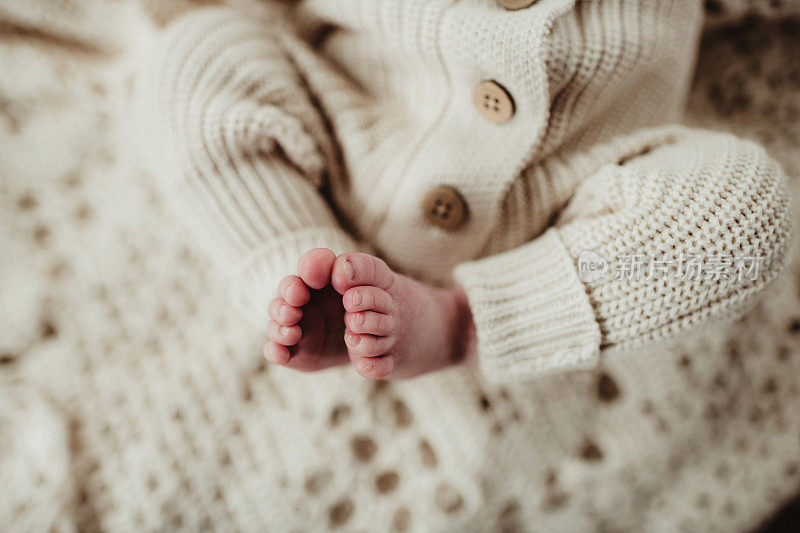婴儿脚趾头，婴儿穿着毛衣