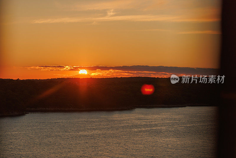 太阳落在地平线上的海景上