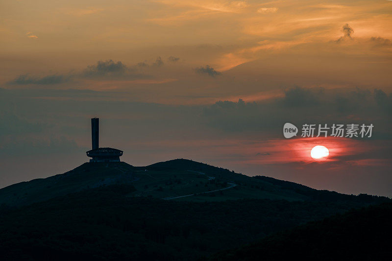 美丽的红色晚霞在山上的景观