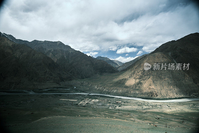 山谷中有废弃的小镇(鬼城)，在天山山脉中。从山顶俯瞰全景