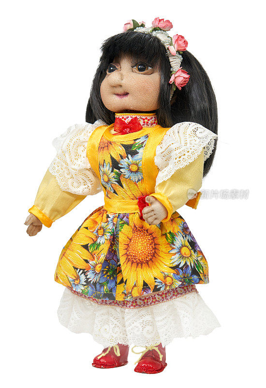纺织娃娃，深色头发的女孩在民间风格的连衣裙，手工，半转视图，库存照片