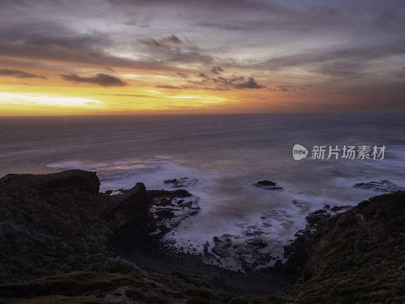 岩石海岸线和五颜六色的日落