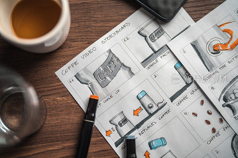 故事板编辑器表;咖啡、彩色铅笔和智能手机