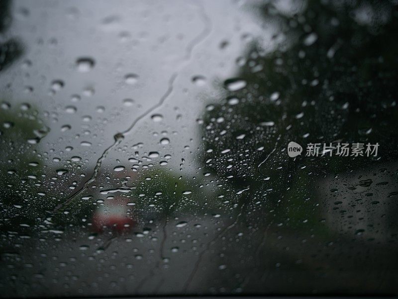 雨滴落在汽车上