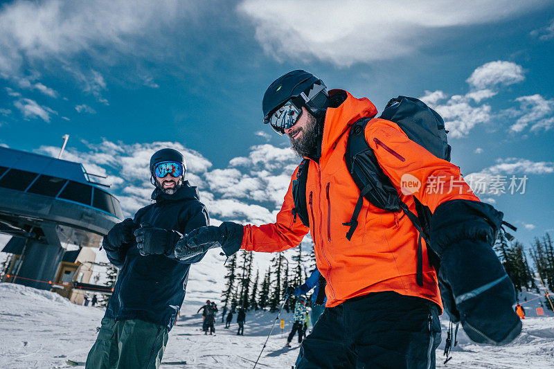 男人们在滑雪旅行中玩得很开心