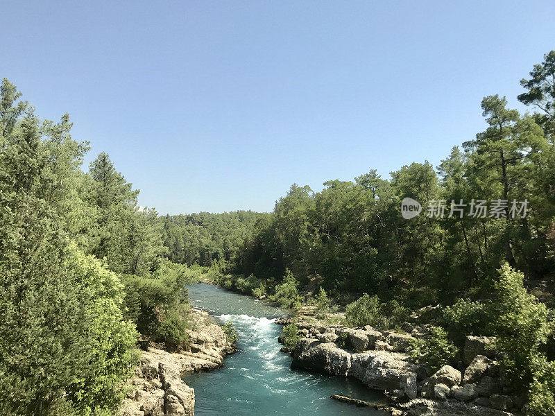 安塔利亚，扎马丁河，土耳其，美丽的风景，有森林，海滩和水。旅游概念摄影。岩石、树木和晴朗的天气。