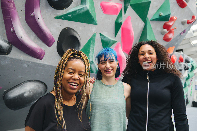 一群多文化的女性朋友在室内活动中心攀岩墙的肖像