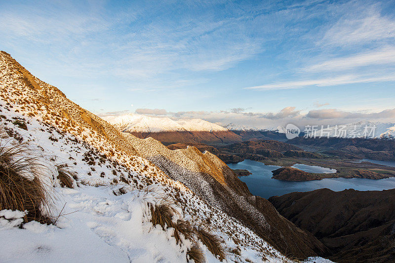 日出时的全景，雪山和冰川湖的壮观景观