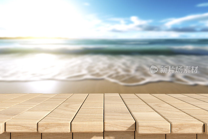 空木板桌在模糊的海滩和大海