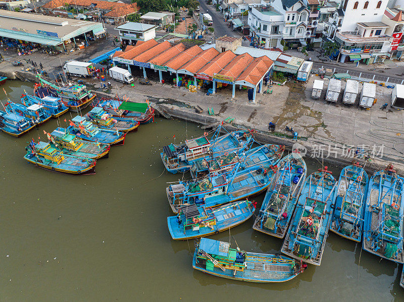 渔船在潘提港并排钉船