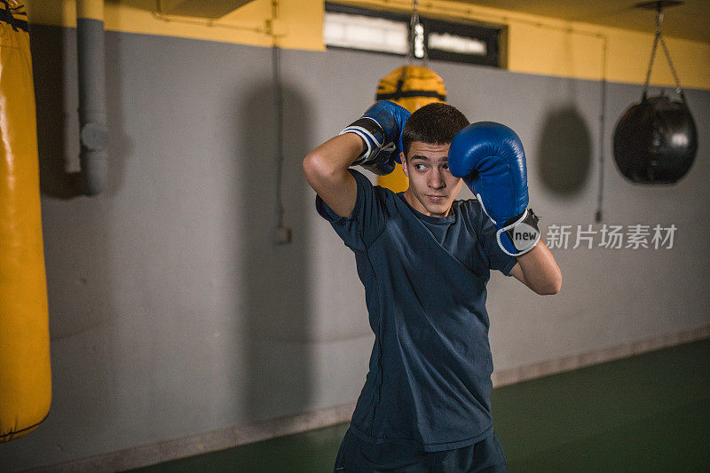 强力自由搏击运动员在拳击馆里训练，为拳击比赛和拳击比赛做准备