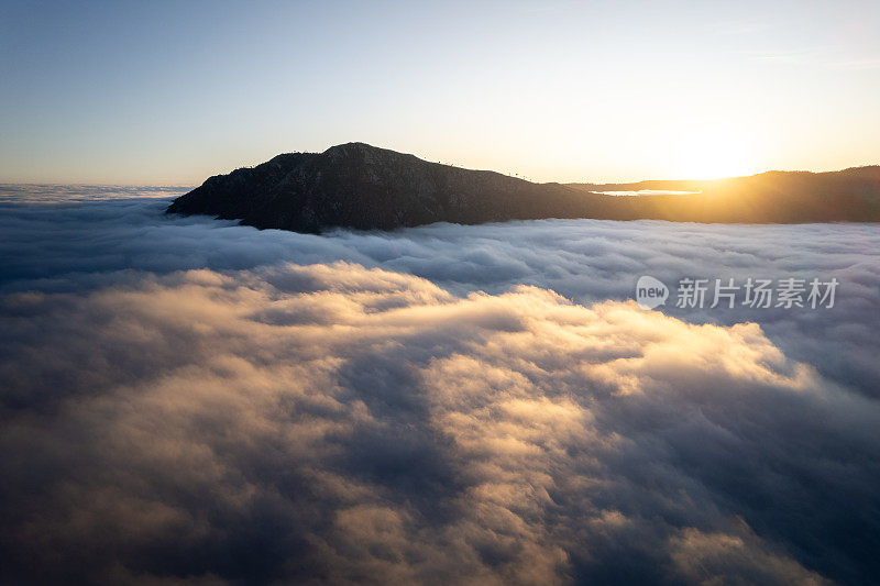 日落时群山从云海中浮现