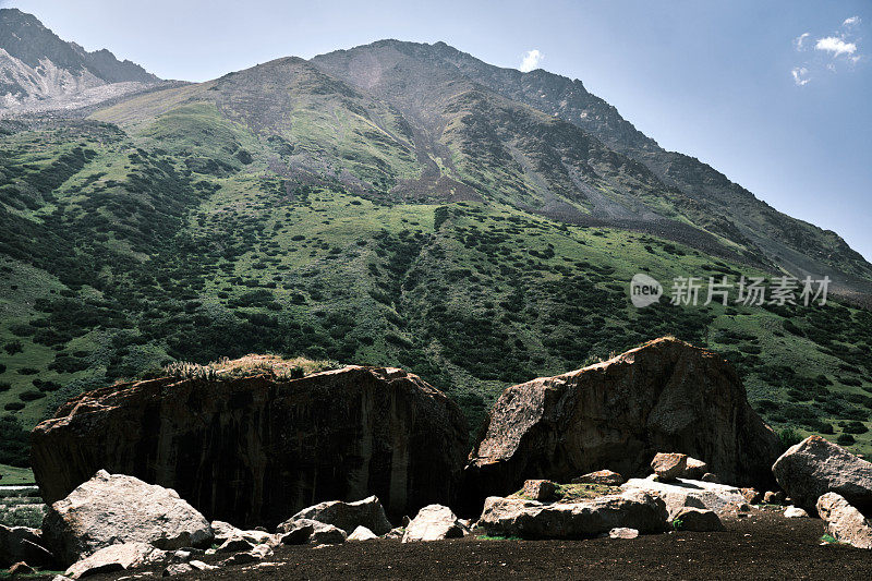 阳光明媚的夏日里落基山脉的景色