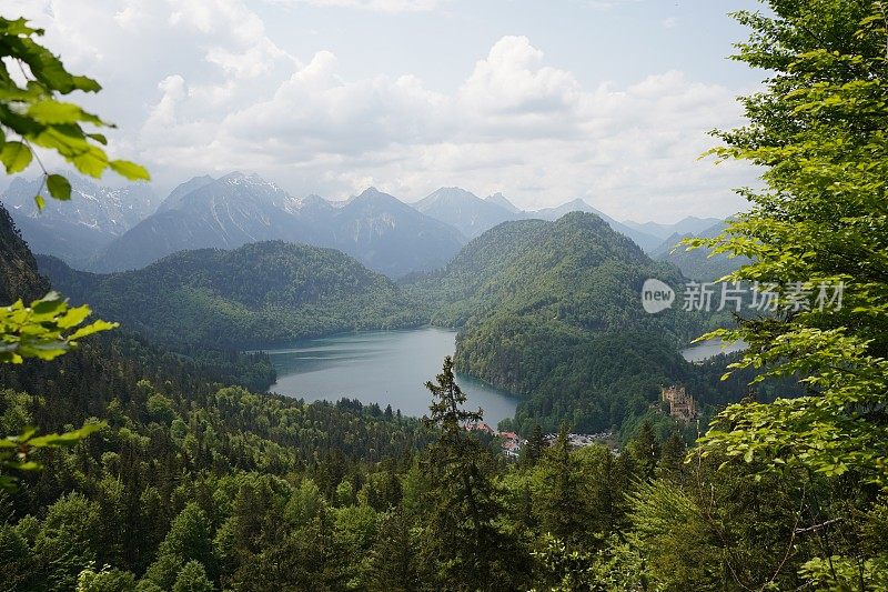 在德国(阿尔卑斯山脉)allgäu的一个田园诗般的湖泊，旁边是新天鹅堡。