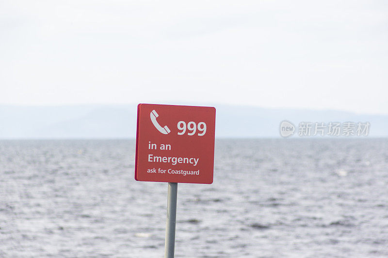 警告标志在海洋海滩海岸艾尔郡克莱德湾格拉斯哥英格兰苏格兰英国