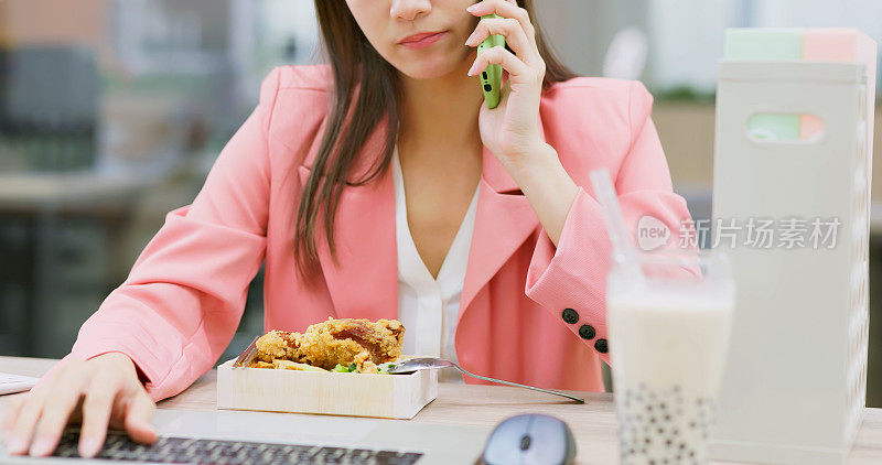 亚洲女商人吃午餐