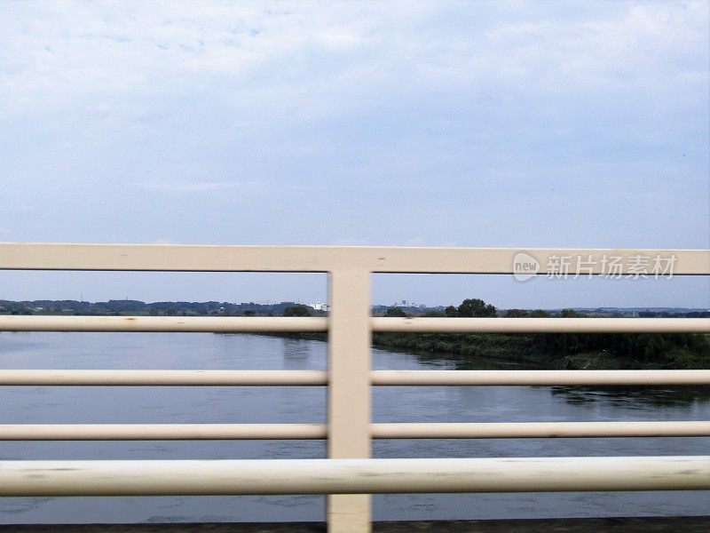 日本。从桥上看Tone河。